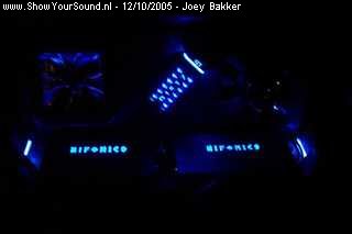 showyoursound.nl - Hifonics, DIETZ en 2 dikke Kicker S12L7s - Joey Bakker - SyS_2005_10_12_9_9_25.jpg - Dit is het resultaat in het donker. Echt een plaatje.......